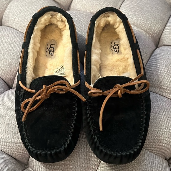 UGG Shoes - UGG Size 6 Dakota Slipper in Black